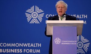 El primer ministro británico, Boris Johnson, pronuncia un discurso en un Foro Empresarial, durante la reunión de jefes de gobierno de la Commonwealth