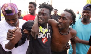 Varias personas migrantes se dirigen al Centro de Estancia Temporal de inmigrantes (CETI) de Melilla tras entrar este viernes en la ciudad sorteando el vallado fronterizo entre el Barrio Chino y Marruecos.