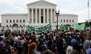 Cientos de personas protestan ante la sede del Tribunal Supremo de EEUU, en Washington, contra la decisión de revocar la constitucionalidad del derecho al aborto.