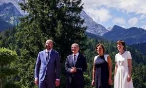 El canciller alemán Olaf Scholz (2-L) con su esposa Britta Ernst (2-R) da la bienvenida al presidente del Consejo Europeo Charles Michel (L) con su esposa Amelie Derbaudrenghien (R), cuando llegan al castillo de Elmau en Kruen, Alemania, el 26 de junio 20