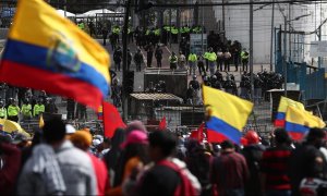 Decenas de policías y antimotines montan guardia durante el paro nacional convocado por la Confederación de Nacionalidades Indígenas del Ecuador