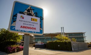 Carteles reivindicativos pegados en señales viarias ante la sede de Abengoa, en Palmas Altas de Sevilla. EFE/Julio Muñoz