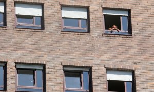 Un anciano se asoma a la ventana de su habitación, en la residencia de Las Gándaras, la mayor de Lugo.