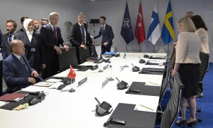 Las delegaciones de Turquía, Suecia y Finlandia junto al secretario general de la OTAN, Jens Stoltenberg, en una reunión este martes 28 de junio de 2022 en Madrid.