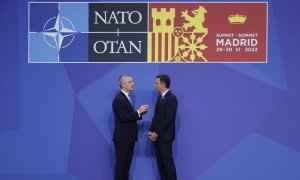 El presidente del Gobierno, Pedro Sánchez (d) junto con el secretario general de la OTAN, Jens Stoltenberg (i) esperan al resto de mandatarios para la foto oficial durante la primera jornada de la cumbre de la OTAN que se celebra este miércoles en el rec