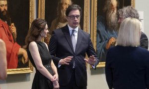 El presidente de Macedonia del Norte, Stevo Pendarovski (c), conversa a su llegada a la cena de los jefes de Estado y de Gobierno de la OTAN en el Museo del Prado. E.P./A. Ortega/Pool