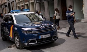 Un coche de la Policía Nacional patrulla por las inmediaciones de la Puerta del Sol, en Madrid (España), a 26 de marzo de 2021.