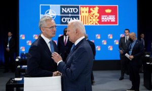 El presidente de EEUU, Joe Biden, conversa con el secretario general de la OTAN, Jens Stoltenberg, durante la primera jornada de la cumbre de la Alianza Atlántica en Madrid. Brendan Smialowski/Pool via REUTERS