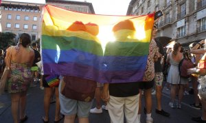 Dos personas se tapan con una bandera durante una manifestación por el Orgullo LGTBI, a 28 de junio de 2022, en Palma de Mallorca, Baleares (España).