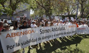 Trabajadores de Abengoa durante una protesta ante la consejería de Economía de la Junta de Andalucía en Sevilla, a 30 de junio de 2022.