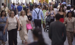 Detalle del flujo de personas por la calle Velázquez de Sevilla, a 21 de junio de 2022 en Sevilla.