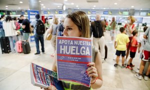 01/07/2022. Una trabajadora de Ryanair con carteles durante una concentración en la Terminal 1 del Aeropuerto Adolfo Suárez Madrid Barajas, a 1 de julio de 2022