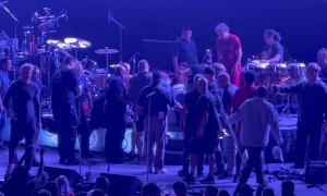 Personal médico y otras personas atienden al guitarrista Carlos Santana después de que se desmayó mientras actuaba en el escenario durante un espectáculo en el Pine Knob Music Theatre en Clarkson, Michigan, EEUU