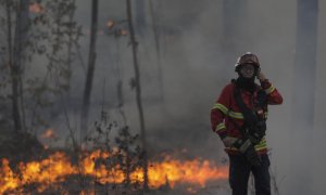 Bomberos combatiendo el incendio de Cruzinha, Portugal