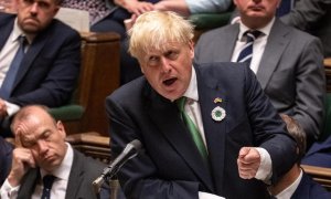 13/07/2022-Una fotografía difundida por el Parlamento del Reino Unido muestra al primer ministro británico, Boris Johnson, durante las Preguntas del Primer Ministro (PMQs) en la Cámara de los Comunes en Londres, Gran Bretaña, el 13 de julio