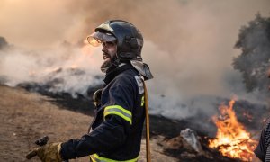 Un bombero trabaja en el incendio de Losacio, a 17 de julio de 2022, en Losacio, Zamora, Castilla y León (España).