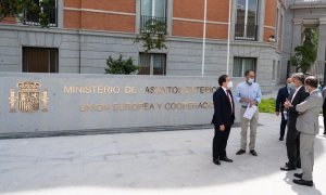 Imagen del ministro de Exteriores, José Manuel Albares, frente a la nueva sede ministerial en Madrid.