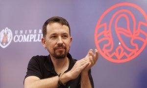 18/07/2022.- El ex vicepresidente de España Pablo Iglesias participa en la mesa redonda “Contra la radio de las mil colinas... Medios de comunicación en un mundo vulnerable”, este lunes en El Escorial (Madrid). EFE/ Sergio Pérez