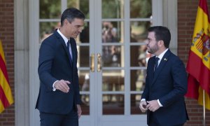 El presidente del Gobierno, Pedro Sánchez (i), y el de la Generalitat, Pere Aragonés, a su llegada a una reunión, en La Moncloa, a 15 de julio de 2022, en Madrid.