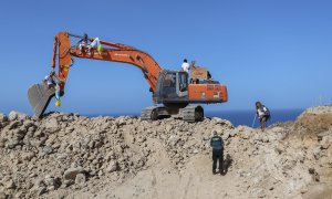 Activistas atrincherados en una de las palas de las obras del Puertito de Adeje.