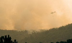 Medios aéreos trabajan este domingo para sofocar el fuego declarado el pasado viernes en Santa Cruz del Valle, en Ávila.
