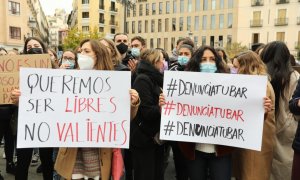 (20/11/2021) Una mujer sostiene una pancarta donde se lee la frase "Queremos ser libres, no valientes", en una manifestación contra la sumisión química, a 20 de noviembre de 2021.