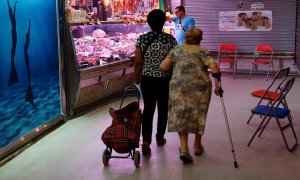 Dos mujeres hacen la compra en un mercado de Madrid.