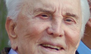 Fotografía de Kirk Douglas. El actor vivió hasta los 102 años, lo que demuestra que su edad biológica debía ser bastante inferior a la cronológica.