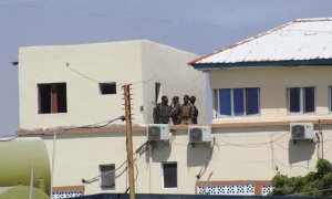 Oficiales de seguridad somalíes inspeccionan la escena de un ataque en el Hotel Hayat en Mogadiscio, Somalia.
