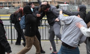 Un grupo de personas agrede al hermano del presidente de Chile, Gabriel Boric, en plena calle en Santiago de Chile, a 1 de septiembre de 2022.