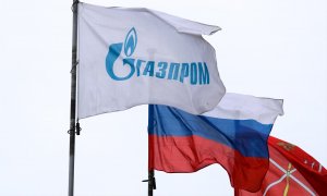 Las banderas de Gazprom y Rusia en su sede de San Petersburgo. Imagen de Archivo.