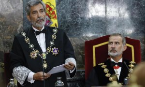 El presidente del Tribunal Supremo, Carlos Lesmes (i), ante el rey Felipe, interviene en el acto de apertura del Año Judicial 2022/2023 este miércoles 7 de septiembre de 2022 en la sede del Tribunal.