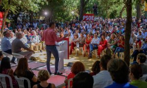 El secretario general del PSOE y presidente del Gobierno, Pedro Sánchez, se dirige a los vecinos del sevillano barrio de Pino Montano en el primer acto de la campaña "El Gobierno de la Gente", que se celebró en Sevilla.