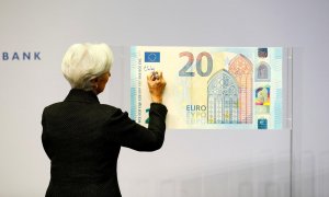 La presidenta del Banco Central Europeo, Christine Lagarde, firma el billete de veinte euros.