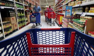 Un carrito de la compra en un supermercado de Carrefour en Cabrera de Mar, cerca de Barcelona. REUTERS/Albert Gea