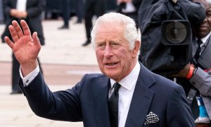 10/09/2022 El rey Carlos III saluda a su paso por el palacio de Buckingham, en Londres