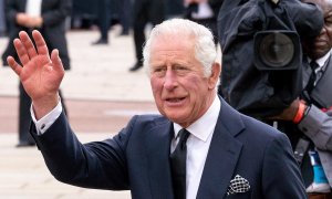10/09/2022 El rey Carlos III saluda a su paso por el palacio de Buckingham, en Londres