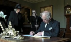 Continúa la 'guerra' de Carlos III con la pluma: "73 años preparándose para reinar y todavía no sabe usar una estilográfica ni mantener la compostura"