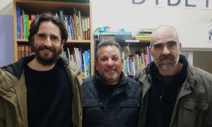 Juan Diego Botto (izq.) y Luis Tosar (der.) posan junto a Richard Rodríguez, afectado por desahucios, durante el rodaje de la película  'En lo márgenes'.