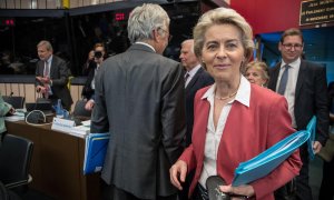 La presidenta de la Comisión Europea, Ursula von der Leyen (R), llega a la reunión de Comisarios en el Parlamento Europeo en Estrasburgo el miércoles 14 de septiembre de 2022.