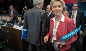 La presidenta de la Comisión Europea, Ursula von der Leyen (R), llega a la reunión de Comisarios en el Parlamento Europeo en Estrasburgo el miércoles 14 de septiembre de 2022.