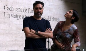 José Luis de Vicente i Maria Arnal a les portes de la instal·lació sonora 'Cada capa de l'atmosfera', al CCCB, la versió física del seu podcast.