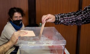 Imagen de archivo de una persona introduciendo su voto en una urna, a 23 de octubre de 2021, en Madrid.