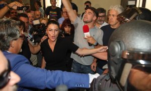 Macarena Olona intenta acceder a un acto en la facultad de Derecho de Granada hace unos días.