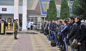 26/09/2022-Hombres rusos reclutados asisten a una ceremonia de despedida frente a una oficina de reclutamiento en Bataysk, región de Rostov, Rusia, 26 de septiembre de 2022.
