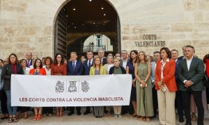 El president de la Generalitat, Ximo Puig, el Consell y diputados de Les Corts Valencianes y representantes sociales guardan tres minutos de silencio por el asesinato machista de Benidorm.