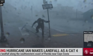 Ráfaga de críticas al desorbitado vídeo de un meteorólogo que cubre el huracán Ian: "Qué locura que los medios sigan permitiendo esto"