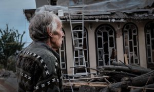 Volodímir observa su casa, semi destruida por los proyectiles rusos, en la localidad de Tsyrkuny (Kharkiv) que ha sido recientemente liberada por el Ejército ucraniano. María Senovilla
