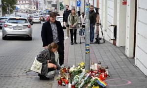 Homenaje floral a los hombres asesinados en el ataque homófobo en Bratislava.