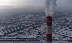 Humo de una chimenea en un área industrial en la ciudad de Omsk, Rusia, a 23 de enero de 2022.